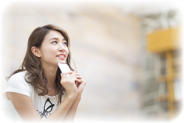 上を向く女性