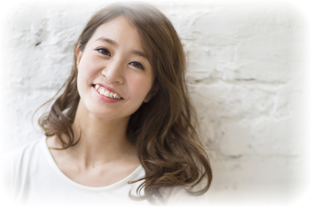 はにかんだ女性