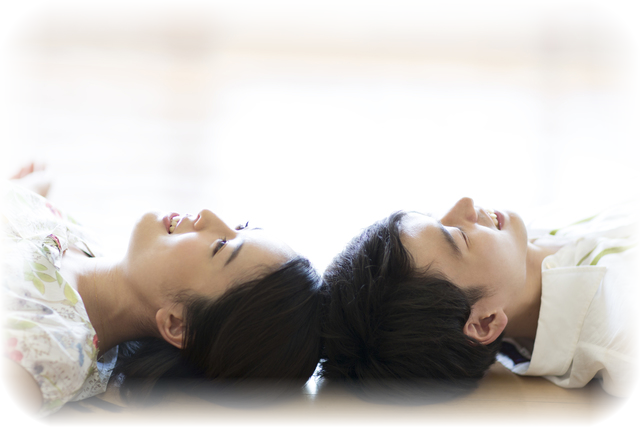 寝転ぶ夫婦