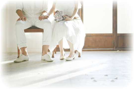 椅子に座る新郎新婦